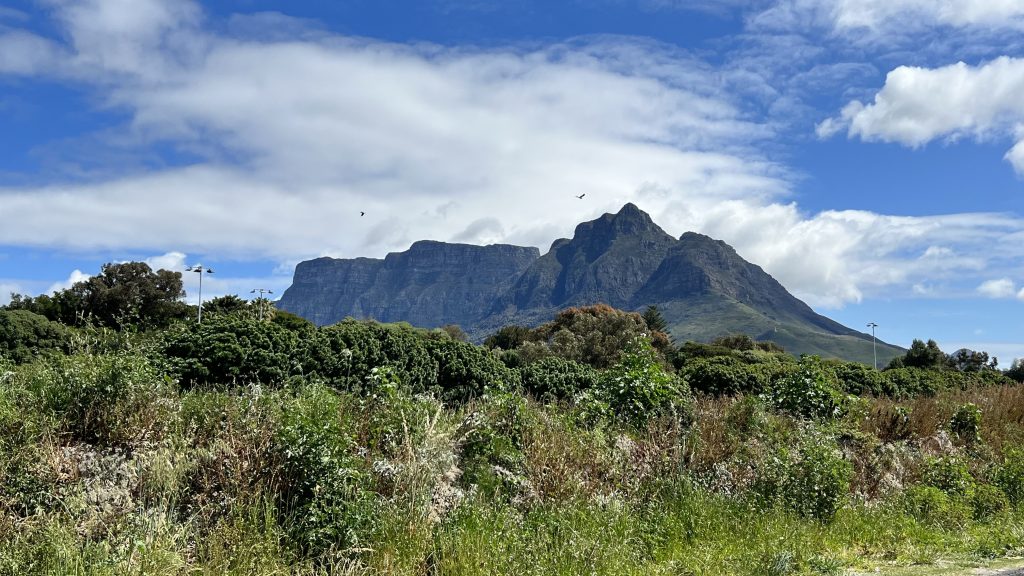 da ist er der Tafelberg