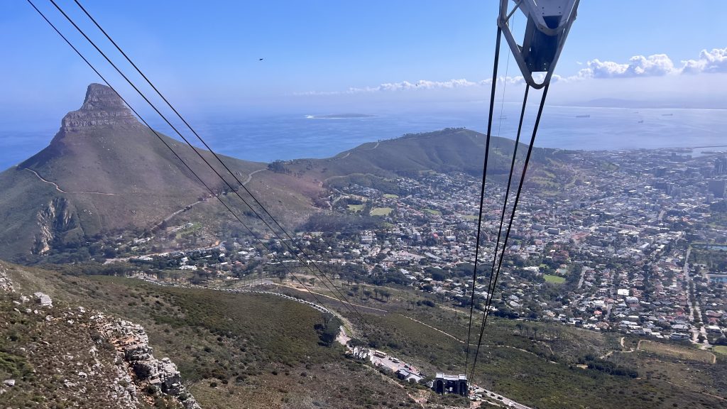 hoch hinauf, links ist der Lions Head sieht aus wie ein Löwenkopf, viele besteigen diesen zuerst und dann den Tafelberg
